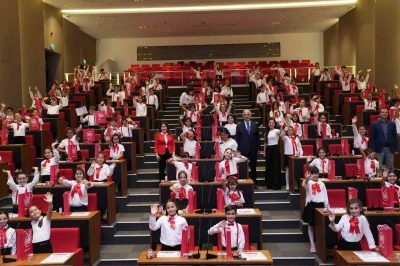 &Uuml;mraniye&rsquo;de verilen s&ouml;z tutuldu: 120 &ouml;ğrenci tablet sahibi oldu
