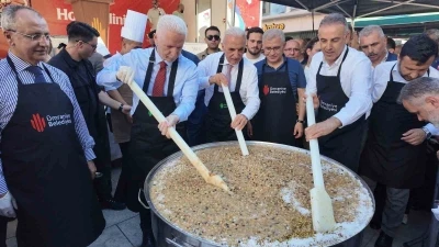 &Uuml;mraniye "Aynı Kazanda, Aynı G&ouml;n&uuml;lde" buluştu: 20 bin kişiye aşure ikram edildi
