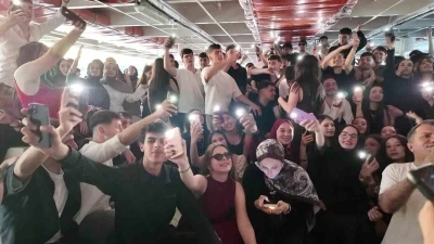 &Uuml;mraniyeli lise &ouml;ğrencileri Boğaz turuyla mezuniyet coşkusunu yaşadı
