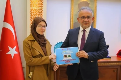 Umre &Ouml;d&uuml;ll&uuml; Bilgi Yarışması&rsquo;nda dereceye giren &ouml;ğrenciler &ouml;d&uuml;llendirildi
