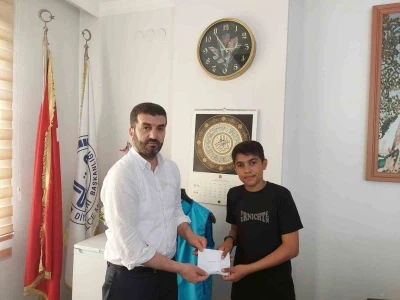 Umre &ouml;d&uuml;ll&uuml; yarışmada dereceye girenler &ouml;d&uuml;llendirildi
