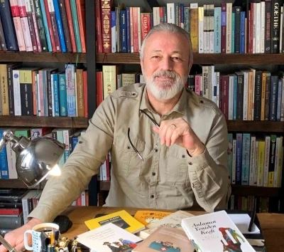 &Uuml;nal Ers&ouml;zl&uuml;&rsquo;n&uuml;n &rsquo;B&ouml;ğ&uuml;rtlen &Ouml;p&uuml;c&uuml;ğ&uuml;&rsquo; kitabı raflarda yerini aldı
