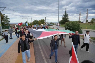 Üniversite öğrencileri Filistin için yürüdü: &quot;Gerçek güç, vicdanda ve bilimde saklıdır&quot;
