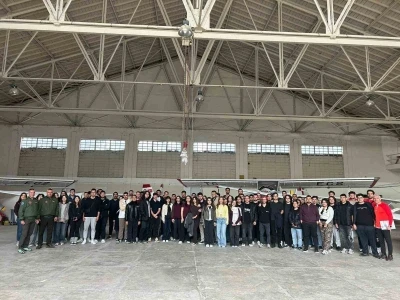 Üniversite öğrencileri İnönü Havacılık Eğitim Merkezi’ni ziyaret etti, eğitim uçaklarını yakından gördü
