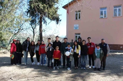 &Uuml;niversite &ouml;ğrencileri k&ouml;y okulunu yeniledi
