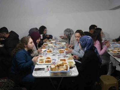 &Uuml;niversite &ouml;ğrencileri oru&ccedil;larını k&ouml;yde kurulan iftar sofrasında a&ccedil;tı
