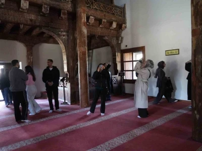 &Uuml;niversite &ouml;ğrencileri, UNESCO D&uuml;nya Miras Listesi&rsquo;nde &Ccedil;ivisiz Cami&rsquo;ye hayran kaldı
