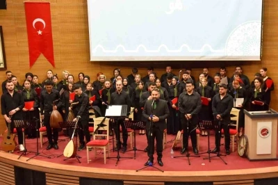 &Uuml;niversite &ouml;ğrencilerinden oluşan korunun konseri b&uuml;y&uuml;k beğeni topladı
