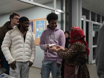 &Uuml;niversite &ouml;ğrencilerine anne eli
