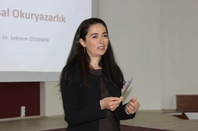 &Uuml;niversite &ouml;ğrencilerine finansal okur yazarlık anlatıldı
