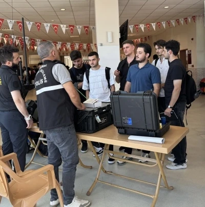 Üniversite öğrencilerine polisten bilgilendirme
