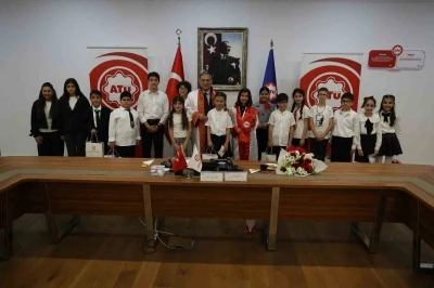 &Uuml;niversite senatosu 1 g&uuml;nl&uuml;ğ&uuml;ne &ccedil;ocukların oldu
