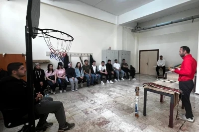 &Uuml;niversiteli gen&ccedil;ler hem ok attı hem de tarih &ouml;ğrendi
