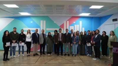 &Uuml;niversiteli gen&ccedil;ler okul duvarlarını sanatla buluşturdu
