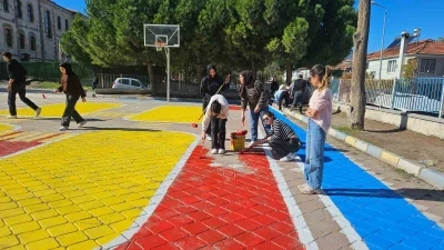 Üniversiteli gençlerden İlkokula çocuklar için oyun alanı
