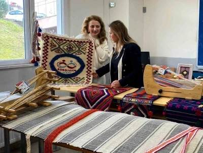 &Uuml;niversiteli &ouml;ğrenciler geleneksel dokumayı yerinde &ouml;ğrendi
