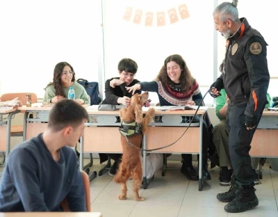&Uuml;niversitelilerin ilgi odağı narkotik k&ouml;peği "Leo" oldu
