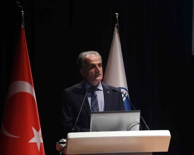 Üniversiteye yani başlayan öğrencilere hitap eden rektör Al: &quot;Eğitim dört duvarın ötesinde&quot;
