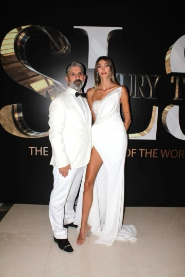 &Uuml;nl&uuml; model g&ouml;rkemli defileye imza attı
