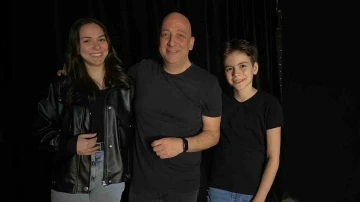 &Uuml;nl&uuml; oyuncu ko&ccedil;u &Uuml;mit &Ccedil;ırak&rsquo;ın yeni gen&ccedil; g&ouml;zdesi Sena ve Mustafa Konak kardeşler
