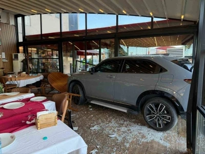 &Uuml;nl&uuml; sanat&ccedil;ı Cahit Berkay&rsquo;ın aracıyla daldığı restoranın işletmecisi o anları anlattı
