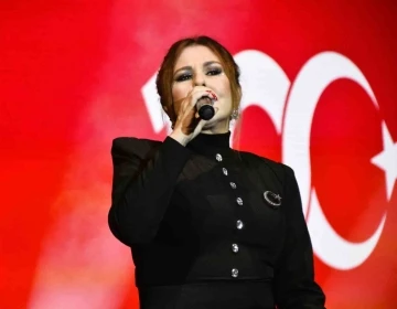 &Uuml;nl&uuml; sanat&ccedil;ı Nil&uuml;fer&rsquo;den İsrail katliamına tepki

