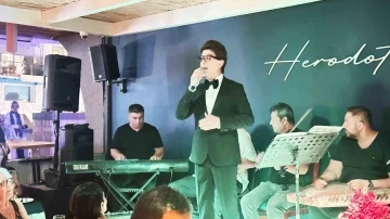 &Uuml;nl&uuml; sanat&ccedil;ı Ortakent sahilini inletti
