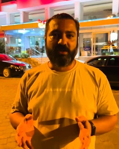 &Uuml;nl&uuml; sanat&ccedil;ının menajeri CHP&rsquo;li belediyeleri &Ouml;zg&uuml;r &Ouml;zel&rsquo;e şikayet etti
