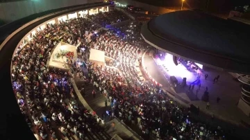 &Uuml;nl&uuml; şarkıcı konser esnasında sahneden d&uuml;şt&uuml;: O anlar kamerada
