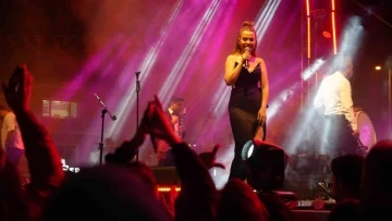 &Uuml;nl&uuml; şarkıcı Lara konser verdi, izdiham yaşandı: Binlerce vatandaş meydana sığmadı
