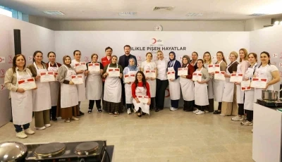 &Uuml;nl&uuml; şef Danilo Zanna depremzede kadınlarla aynı mutfakta buluştu
