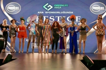 &Uuml;nl&uuml; tasarımcıdan dikkat &ccedil;eken defile
