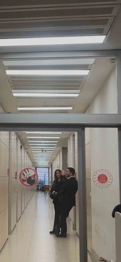 &Uuml;nl&uuml;lere y&ouml;nelik uyuşturucu soruşturması kapsamında oyuncu Berrak T&uuml;z&uuml;nata&ccedil; ifade vermeye geldi
