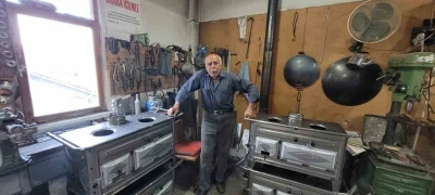 Unutulmaya yüz tutan meslek ustası. Yaptığı sobalarla içleri ısıtıyor
