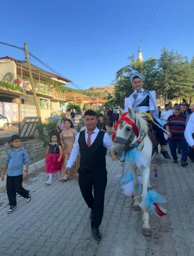 Unutulmayan geleneklerle sünnet düğünü gerçekleştirildi
