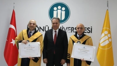 Unvanda y&uuml;kselen akademisyenlere c&uuml;bbeleri giydirildi
