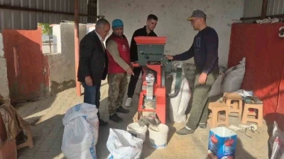 Üreticinin yüzü güldü: Ücretsiz pirinç soyma hizmeti
