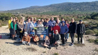 Urla’da yanan orman için umut yeşerdi: 500 meşe palamudu toprakla buluştu
