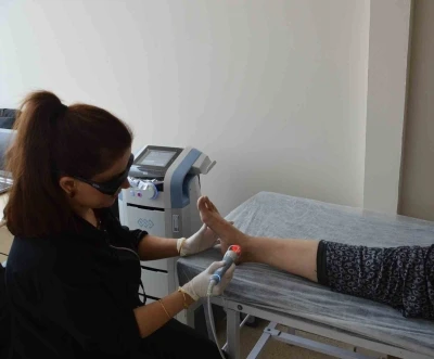 Uşak Eğitim ve Araştırma Hastanesinde lazer cihazıyla inatçı ağrılara ameliyatsız çözüm
