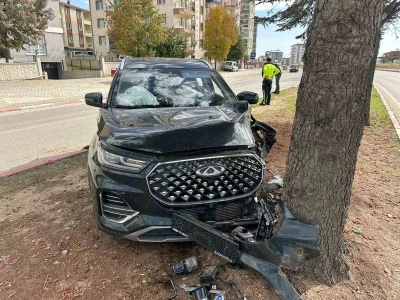 Uşak’ta araç ağaca çarptı: 2 yaralı
