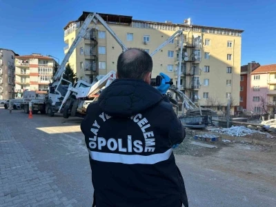 Uşak&rsquo;ta beton pompası yan yattı: Altında kalan iş&ccedil;i hayatını kaybetti
