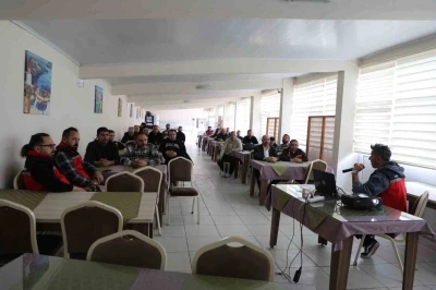 Uşak&rsquo;ta buzağı kayıplarını azaltmaya y&ouml;nelik eğitim programı d&uuml;zenlendi
