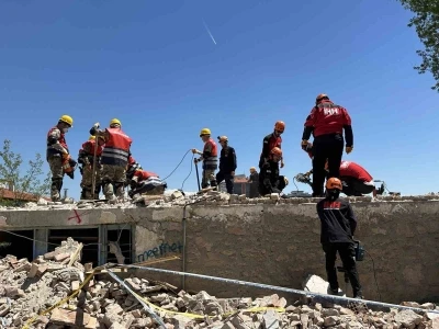 Uşak&rsquo;ta ger&ccedil;eği aratmayan deprem tatbikatı ger&ccedil;ekleştirildi
