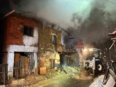 Uşak&rsquo;ta iki katlı ev yangında k&uuml;le d&ouml;nd&uuml;: Karı-koca dumandan etkilendi
