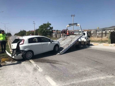 Uşak’ta iki otomobil çarpıştı: 2 yaralı
