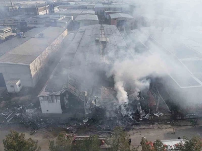 Uşak&rsquo;ta iplik fabrikasında &ccedil;ıkan yangın b&uuml;y&uuml;meden s&ouml;nd&uuml;r&uuml;ld&uuml;
