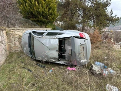 Uşak&rsquo;ta kontrolden &ccedil;ıkan otomobil bah&ccedil;eye devrildi: 1 yaralı
