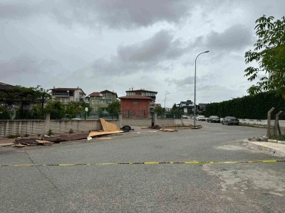 Uşak&rsquo;ta kuvvetli fırtına hayatı olumsuz etkiledi
