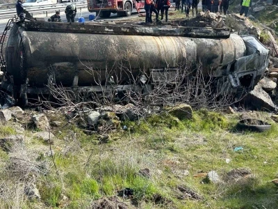 Uşak&rsquo;ta mazot y&uuml;kl&uuml; tanker alev alev yandı: 1 &ouml;l&uuml;
