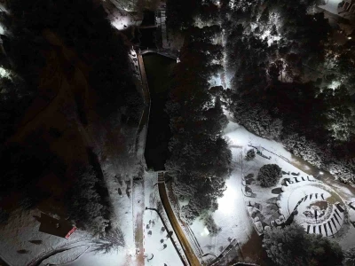 Uşak&rsquo;ta mevsimin ilk karı yağdı: Beyaza b&uuml;r&uuml;nen kent b&ouml;yle g&ouml;r&uuml;nt&uuml;lendi
